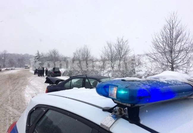 Полицай се потроши в катастрофа