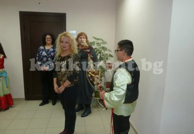 Ученици от с. Борован сурвакаха по случай Василица - ромската нова година.