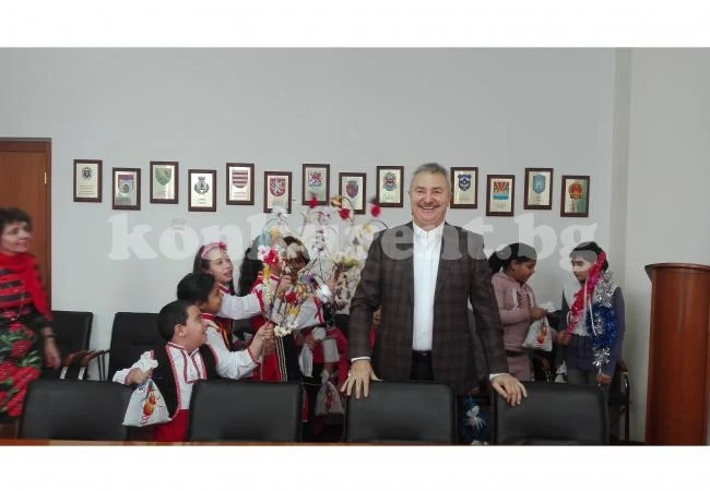 Хлапета сурвакаха Живков за Банго Васил