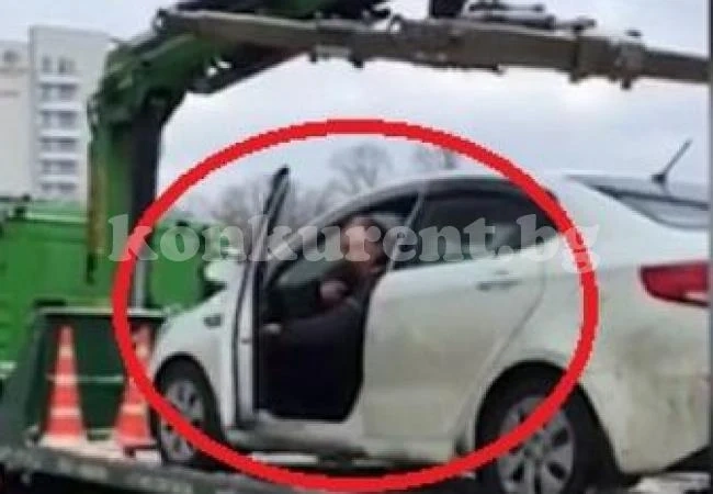 Шофьор скочи заедно с колата си от каросерията на \