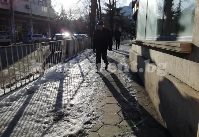 Тротоарите се превърнаха в ледени пързалки във Враца СНИМКИ