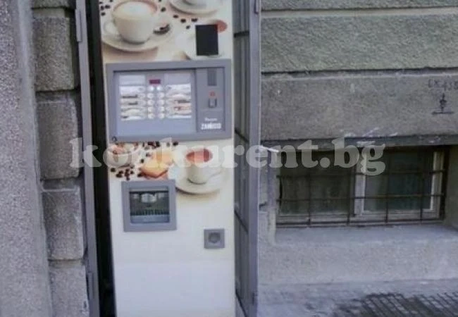 Невръстни повредиха автомат за кафе
