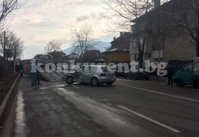 Шофьори огънаха ламарините във Враца СНИМКИ