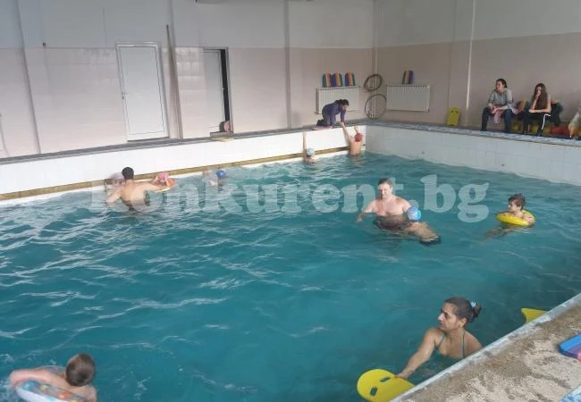 Страхотна инициатива събра деца и родители край басейн