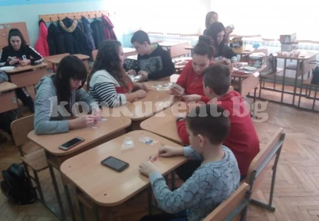 Млади предприемачи отвориха своя работилница за мартеници СНИМКИ
