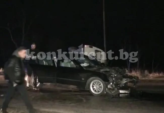 Тежка катастрофа между кола и автобус (СНИМКИ/ВИДЕО)