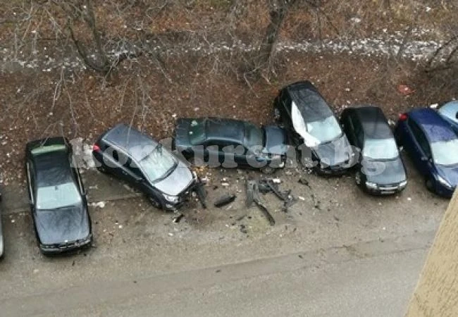 Мъж потроши 7 коли в опит да избяга от крадци