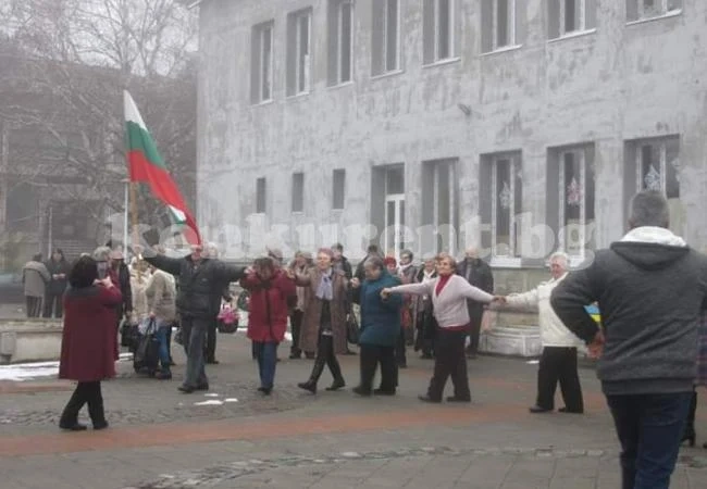 Продължават да празнуват Бабинден СНИМКИ