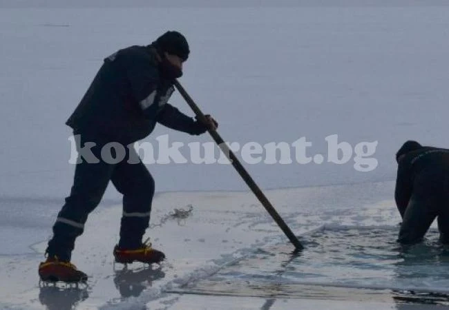 15-годишно момче пропадна в заледен водоем, водолази търсят тялото му