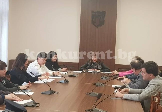 След намесата на граждани, правят безплатен паркинг във Враца