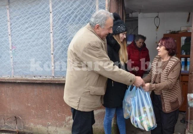 Нуждаещи се хора получиха помощи с подкрепата на видинския кмет СНИМКИ