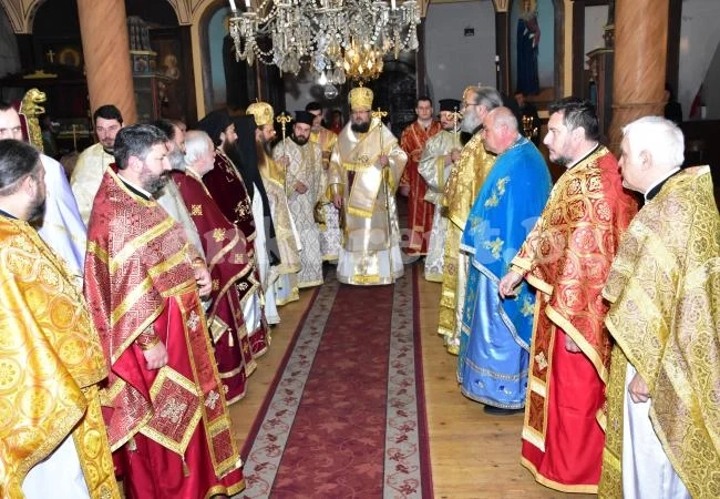 Врачанският владика отслужи света литургияпомагат му двама митрополити СНИМКИ