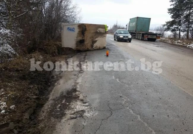 Каменен блок изпадна от камион на пътя между Мездра и Роман