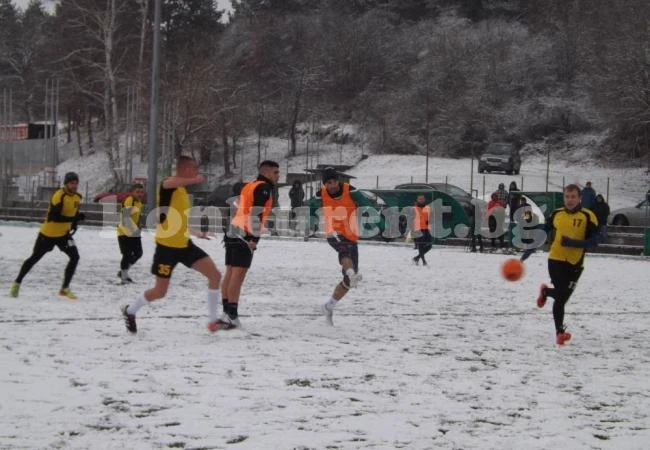 Локо громи с 12:1 в първа контрола, 5+3 за Рангелов и Валдемар