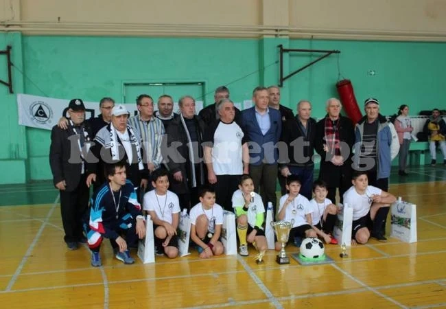Фенклубът на „белите” в Козлодуй пак зарадва таланти с турнир и куп награди