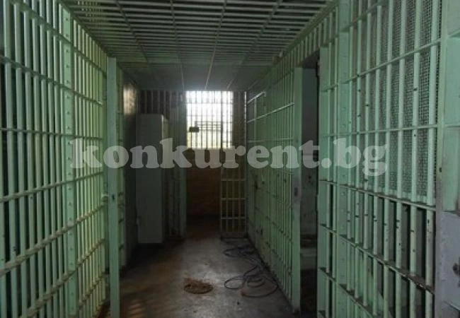 Затвор за мъж, заплашил с убийство полицай и потрошил ареста