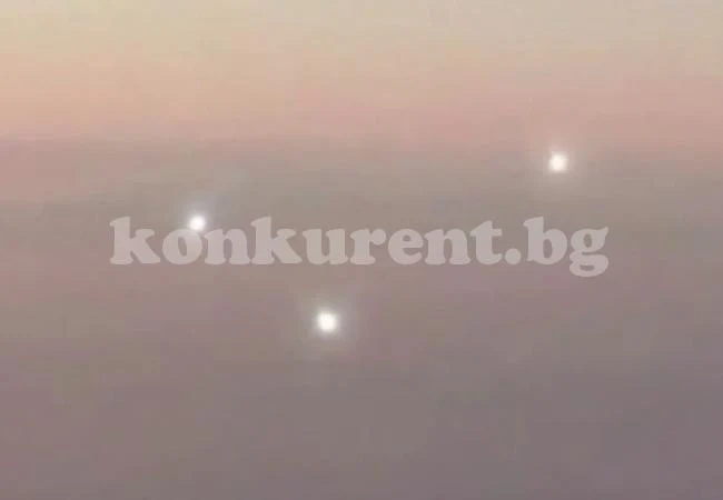 Тайнствени светлини преследват самолет в небето (ВИДЕО)