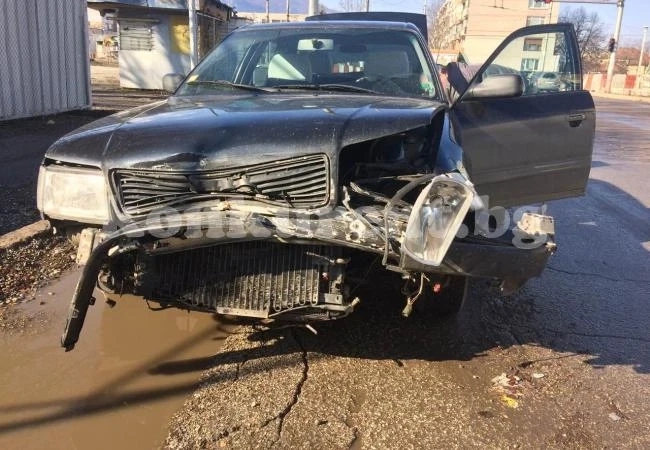 „Ауди“-та се помляха на Стария пазар СНИМКИ