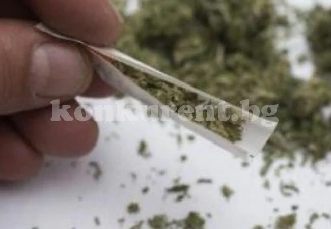 Хванаха младежи с марихуана