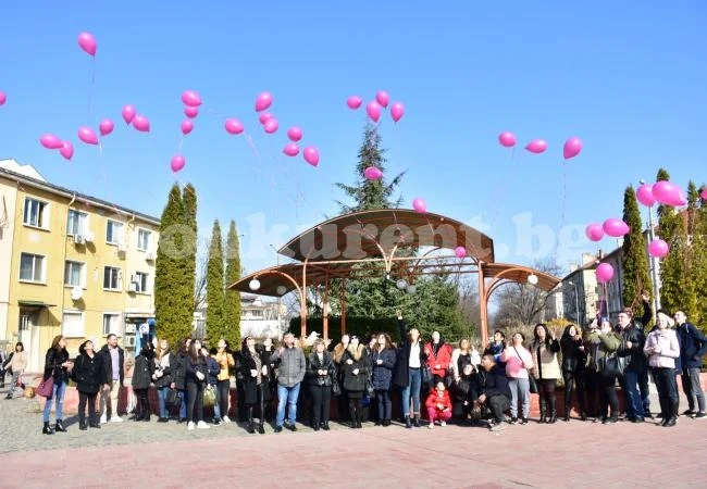 Във Враца подкрепиха онкоболните с розови балони СНИМКИ
