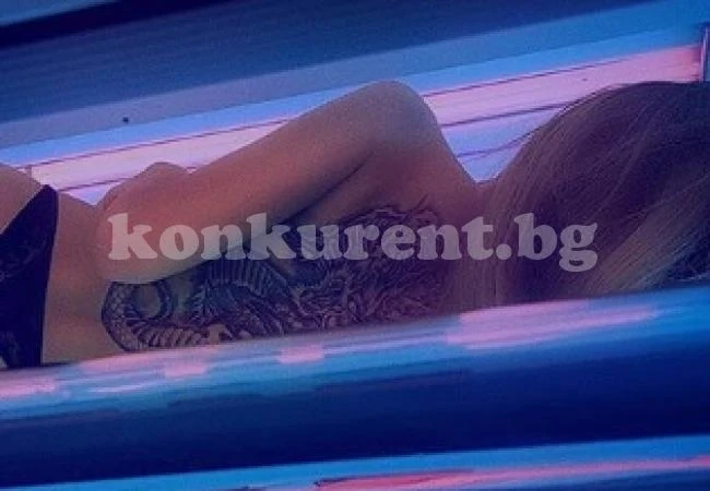 (СНИМКА 18+) Сузанита татуира целия си гръб