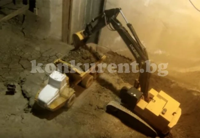 Мъж копае 14 години мазето си с играчки и камиончета (ВИДЕО)