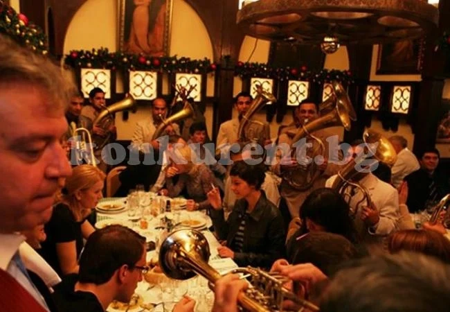 Хората хукнаха да празнуват по Сърбия и Румъния