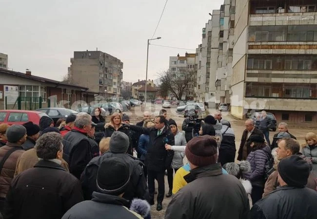 Улици и детска площадка ще бъдат изградени в квартал „Река Лева“