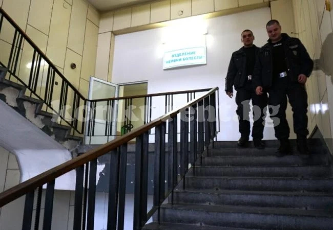 Парапетът в болницата, през който падна 2-годишно дете по-нисък от изискванията