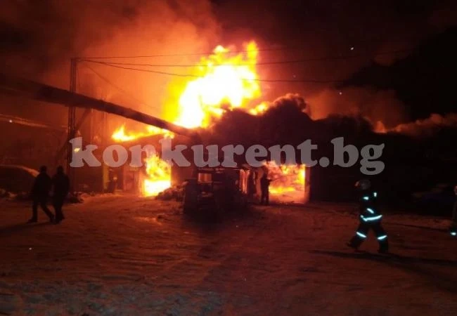 Спасиха 80 бали фураж от пожар