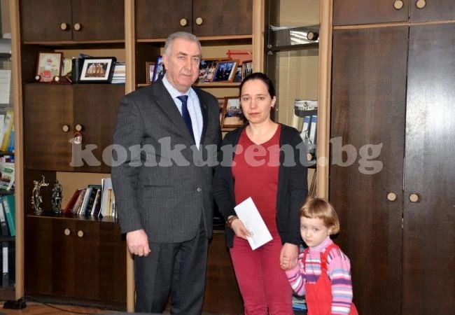 Кметът Ценков направи дарение за лечението на дете в немска клиника