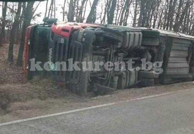 Спряха движението по Е79 заради катастрофа с ТИР /СНИМКА/