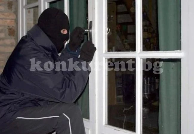 Апаш тършува в жилище, тръгна си с 300 лева и документи