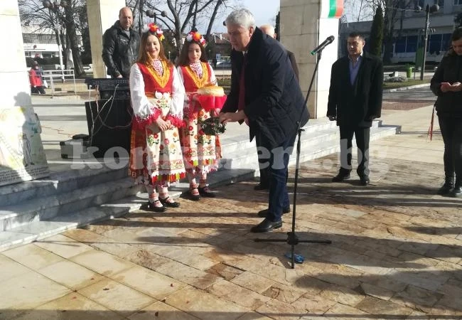 Пчеларите от Мездра показаха продукцията си СНИМКИ
