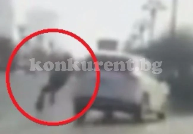 Видеорегистратор засне мистериозна телепортация насред оживен път в Китай (ВИДЕО)