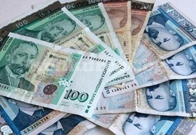 Двама 18-годишни нахлуха в дома на възрастна жена, пребиха я и взеха 446 лв.