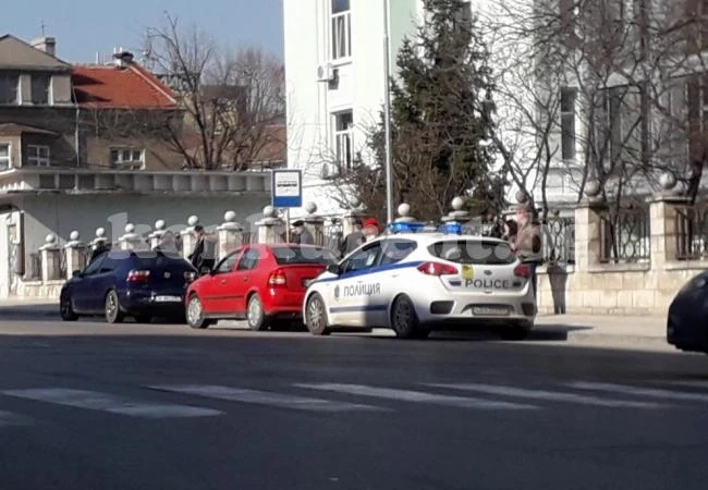 Патрулка попадна във верижна катастрофа заради пешеходец