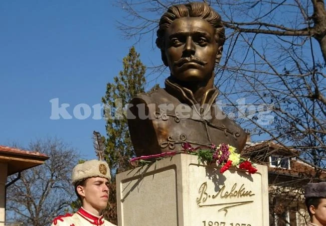 Стотици се поклониха пред Апостола в Мездра СНИМКИ