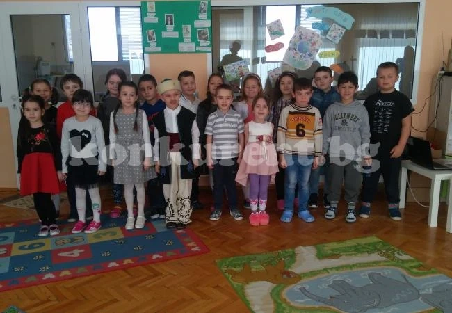 С песен и стих за Апостола