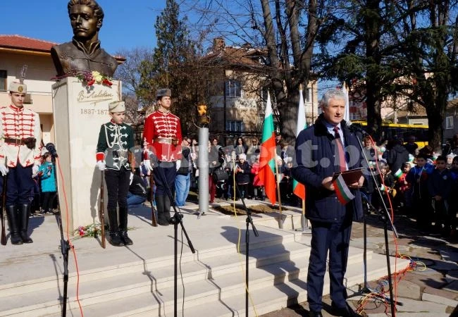Сведоха глави пред паметника на Левски СНИМКИ
