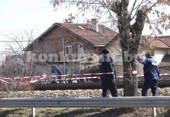 Четворният убиец на роднини посрещнал полицията с погача