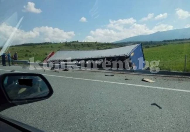 ТИР се преобърна в дере, водачът бил заклещен в кабината
