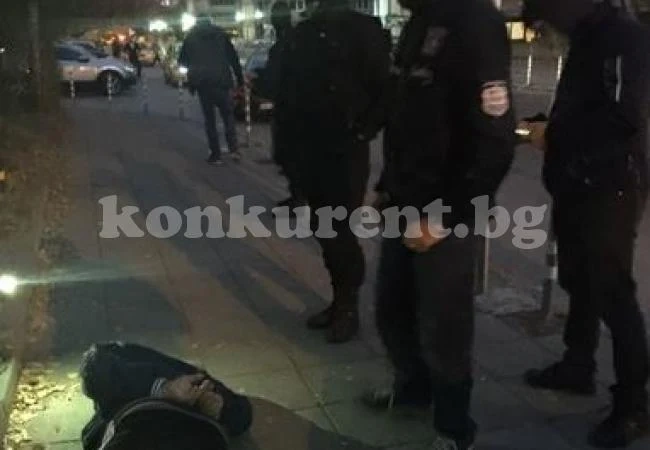 Задържаха двама наркопласьори