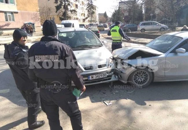 Два автомобила се сблъскаха пред полицията (СНИМКИ)