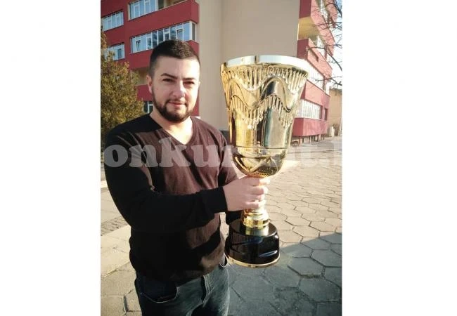 Показаха купата за „Футбол 8“ в Мездра