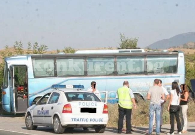 Автобус с 35 пътници падна в канавка