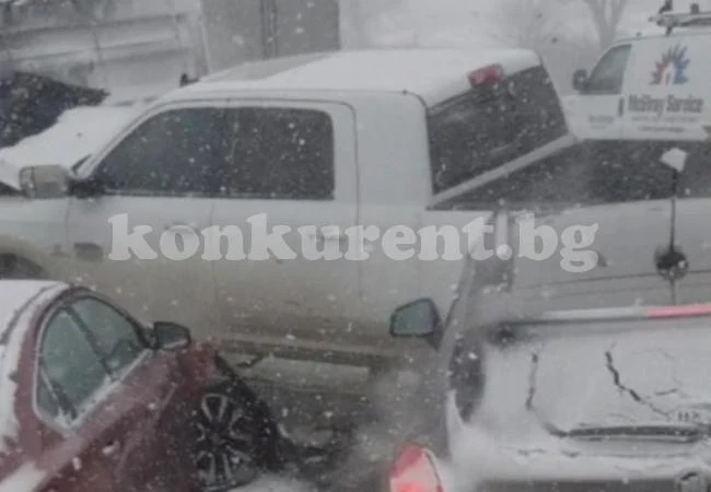 ВИДЕО запечата как 47 автомобила се помляха във верижна катастрофа