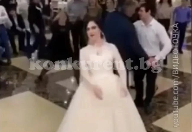 Девойки скочиха за букета на булката и настана страшен бой (ВИДЕО)