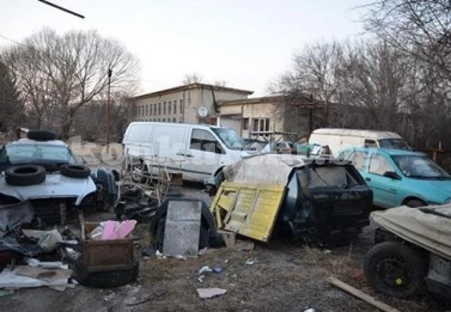 Разкриха депо за крадени авточасти и автомобили