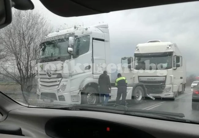 ТИР-ове се натресоха един в друг на Е79 /СНИМКА/